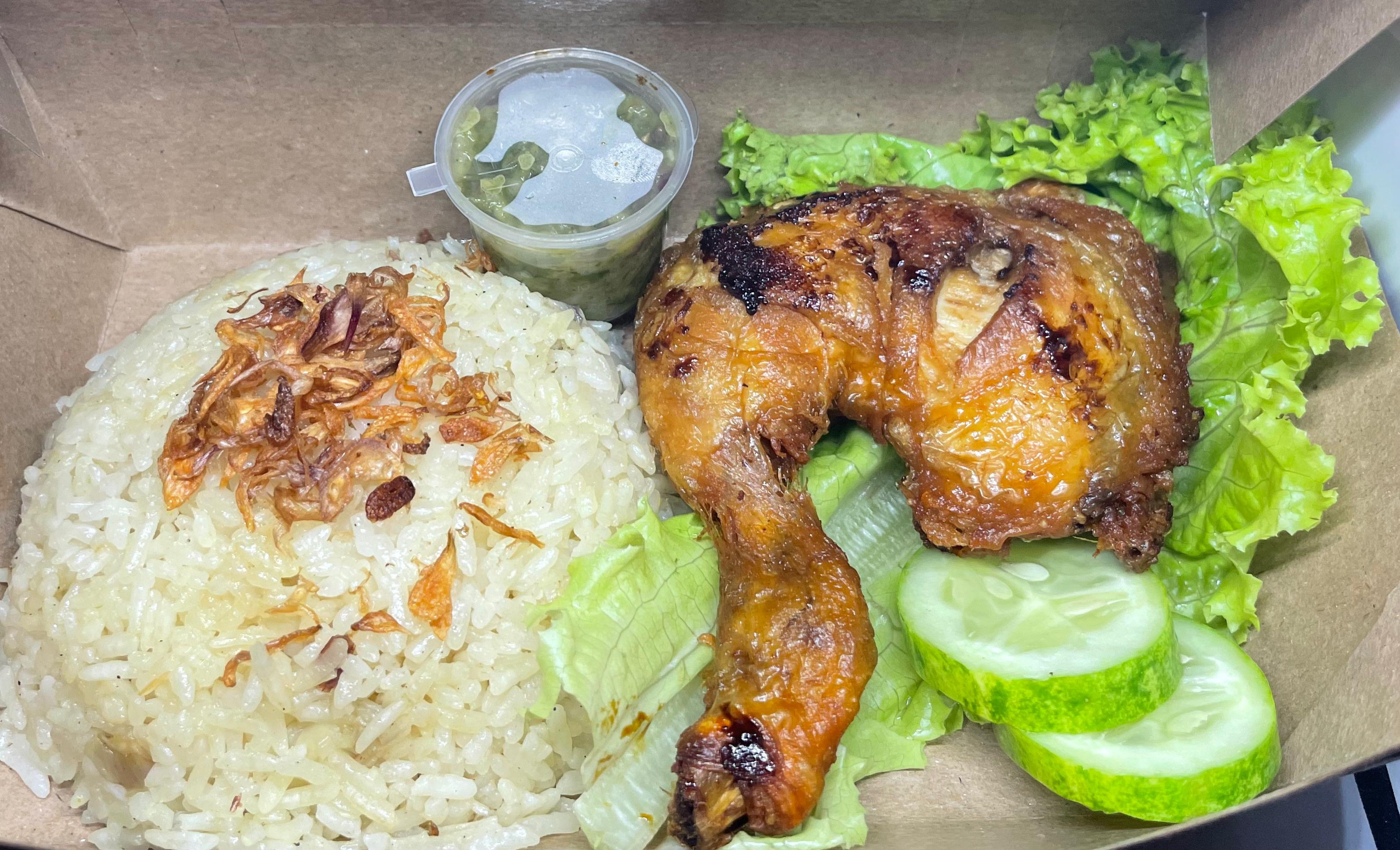 Menu nasi liwet ayam goreng khas Riuh dengan sambal dan lalapan